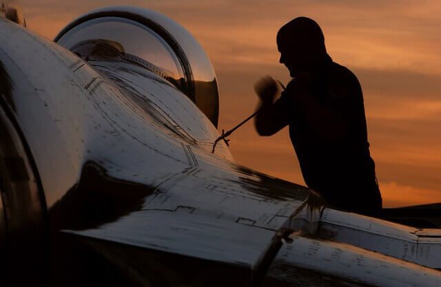 Maintenance d'un avion en contre-jour