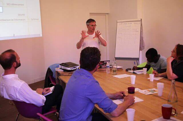 Cyrille Sanson-Stern animant une présentation WordPress pour Trade School Toulouse
