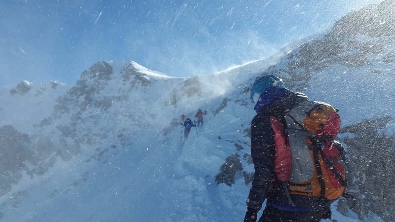 Marcheurs pris dans une tempête de neige en montagne.