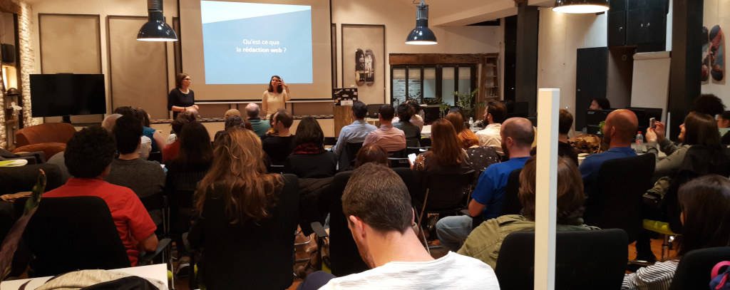 Magali Tuffier et Sophie Saint Blancat animent une conférence sur la rédaction web devant une salle pleine.
