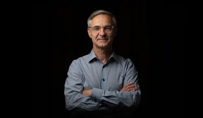 Cyrille Sanson sur fond noir.