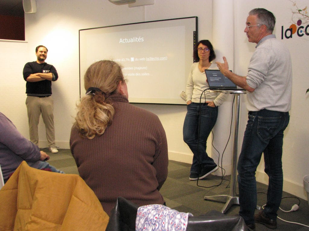 20241203-meetup-61-introduction Présentation en équipe dans un bureau moderne