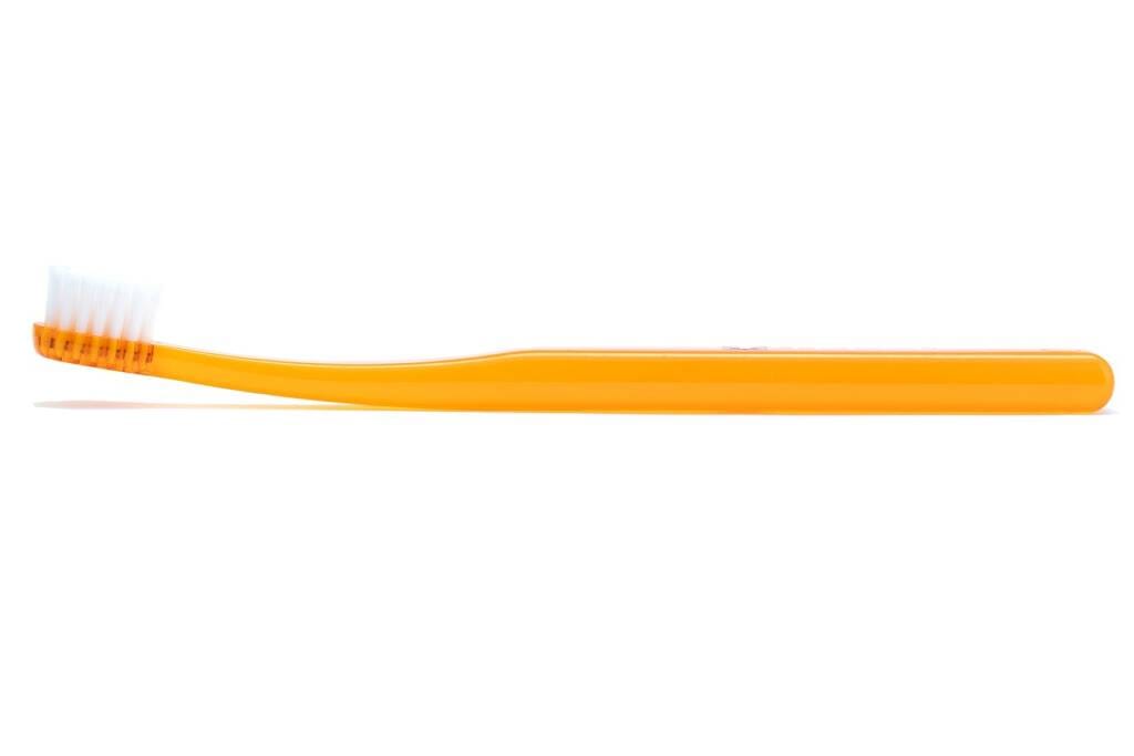 toothbrush-4739491_1280 Brosse à dents orange isolée sur fond blanc