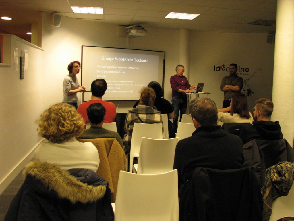 20250205-meetup-63-introduction Réunion de groupe WordPress dans une salle de conférence