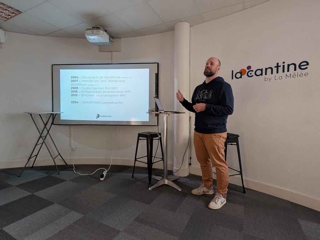 Homme présentant un historique WordPress à La Cantine