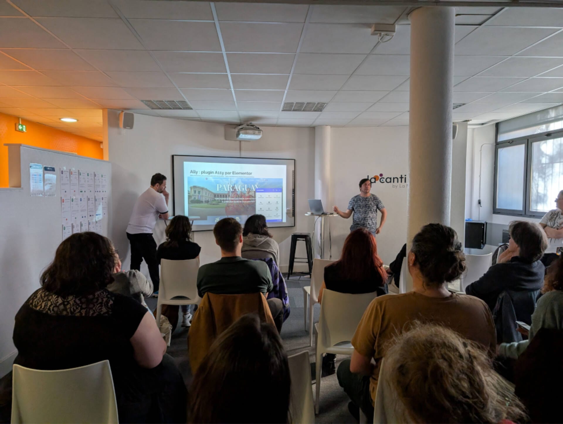 Conférence dans un bureau lumineux avec présentation