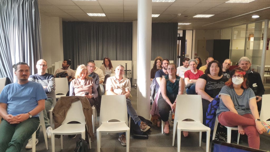Groupe de personnes assises dans une salle de conférence