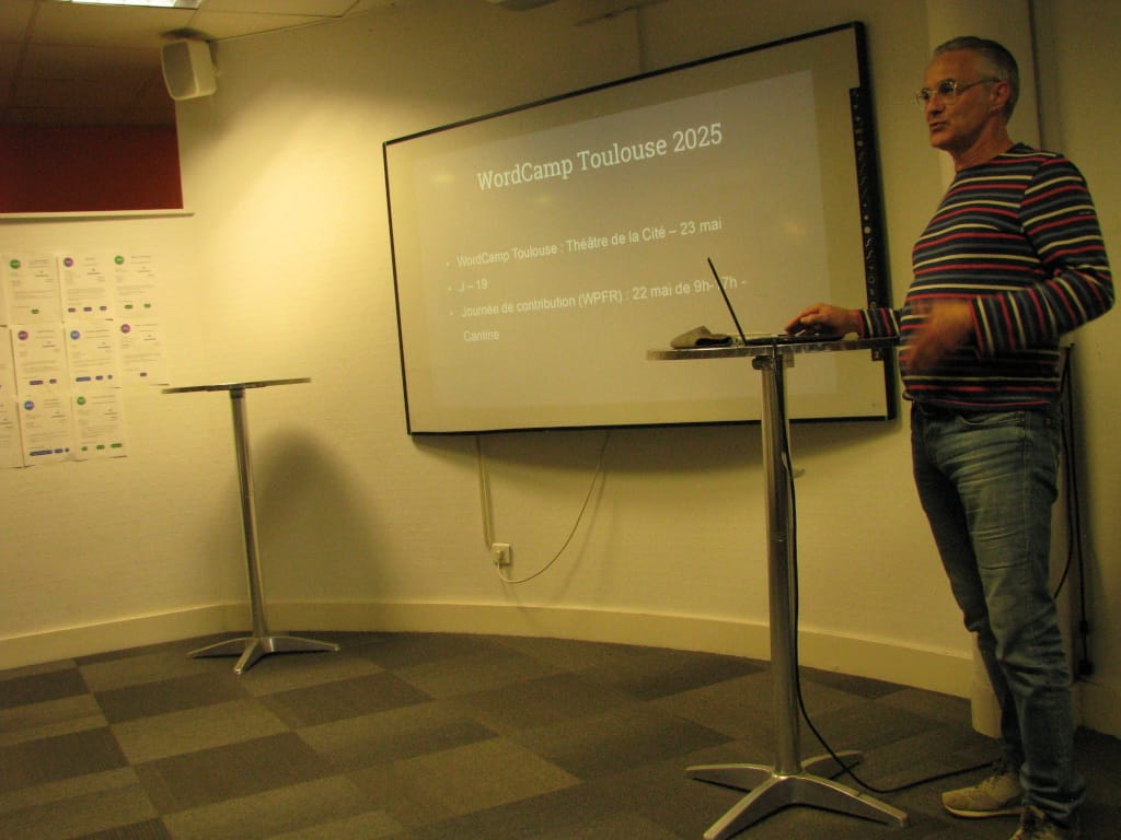 Homme présentant au WordCamp Toulouse 2025