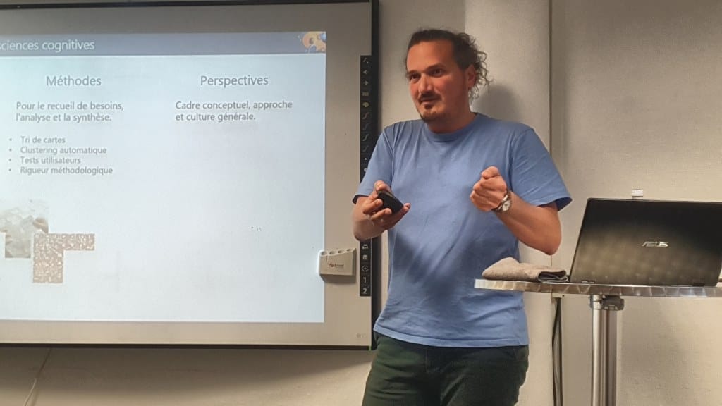 Homme présentant une conférence sur les sciences cognitives